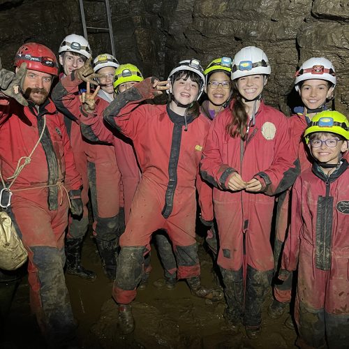 csoportkép a Trió-barlangban
