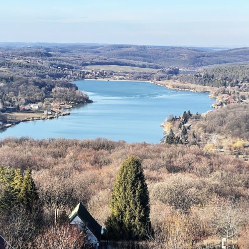 kilátás a Balázs-hegyi kilátóból a Pécsi-tóra